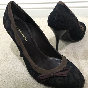 BCBGmaxazria closed toe pumps brown bow lace
